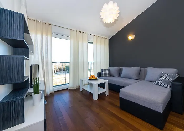 Queen Apartment *