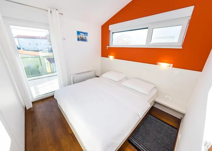 Queen Apartment *