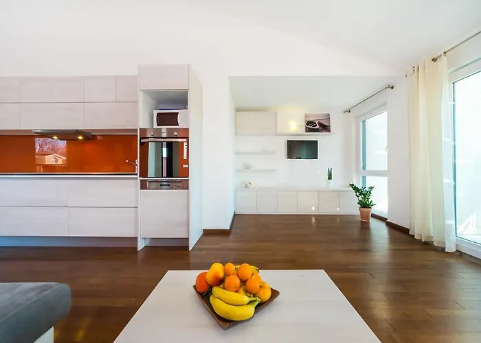 Queen Apartment *