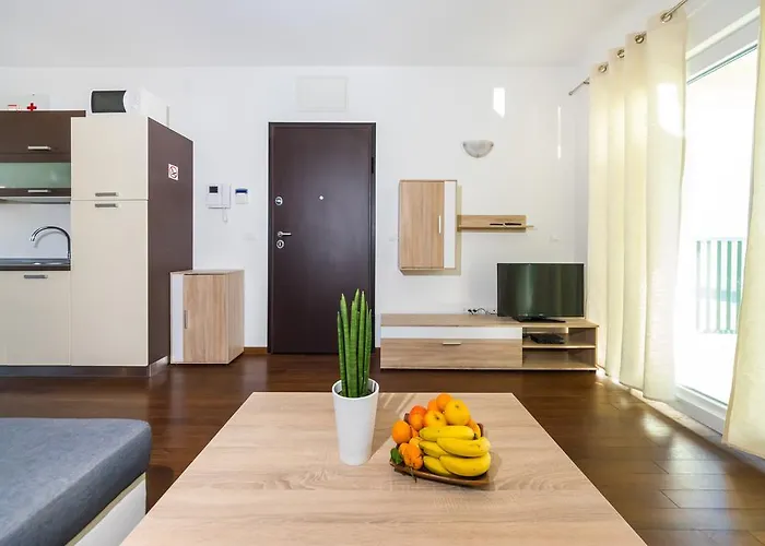 Queen Apartment *