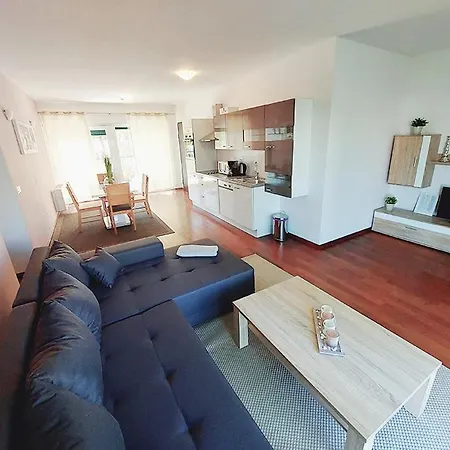 Queen Beach Apartment Nin