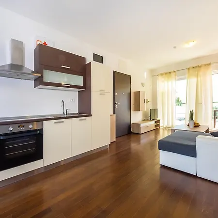 Queen Beach Apartment Nin